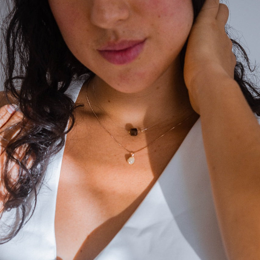 Pack Gargantilla Dakota Cuarzo ahumado + Collar Jana Agata Blanca