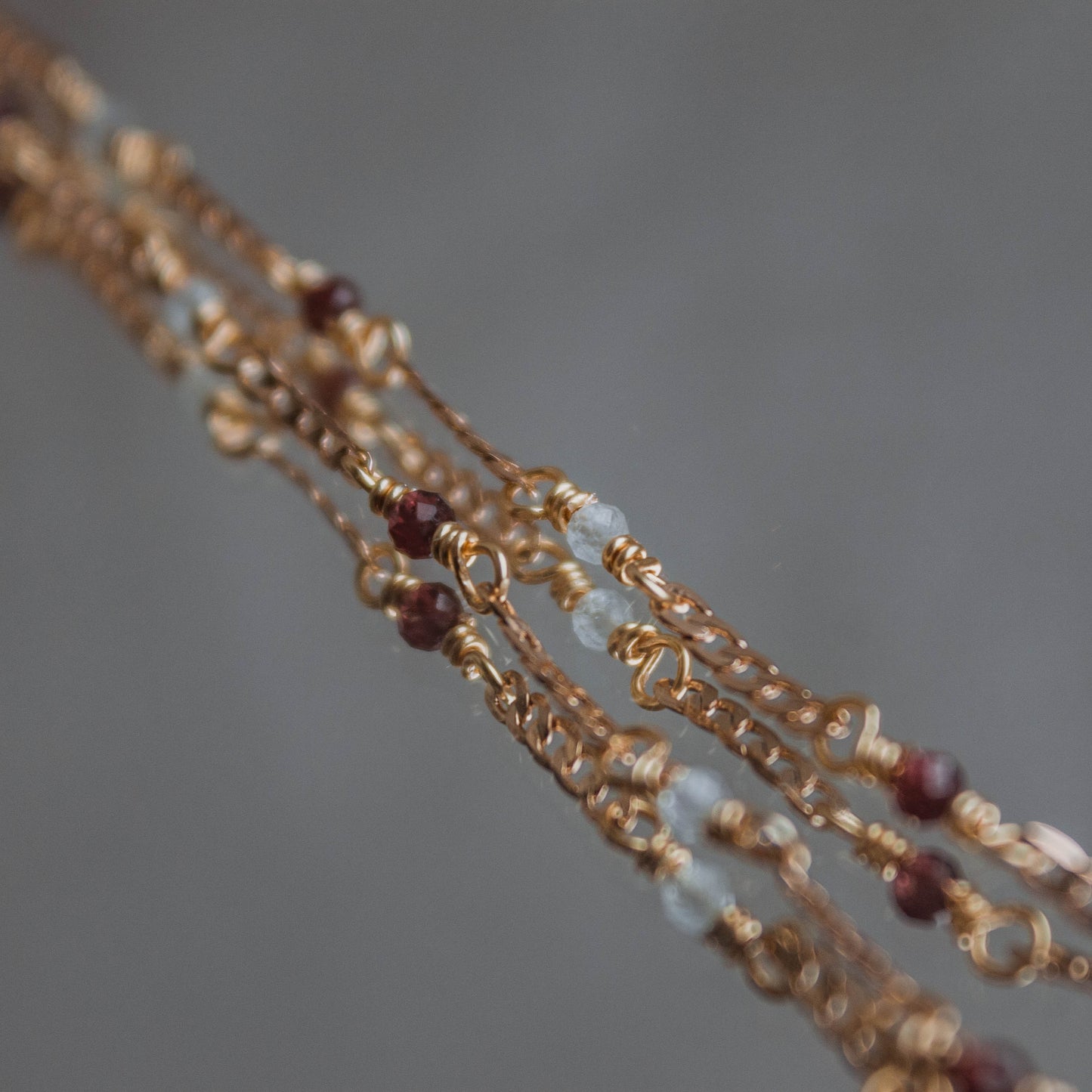 Collar Gea Granate & Aguamarina