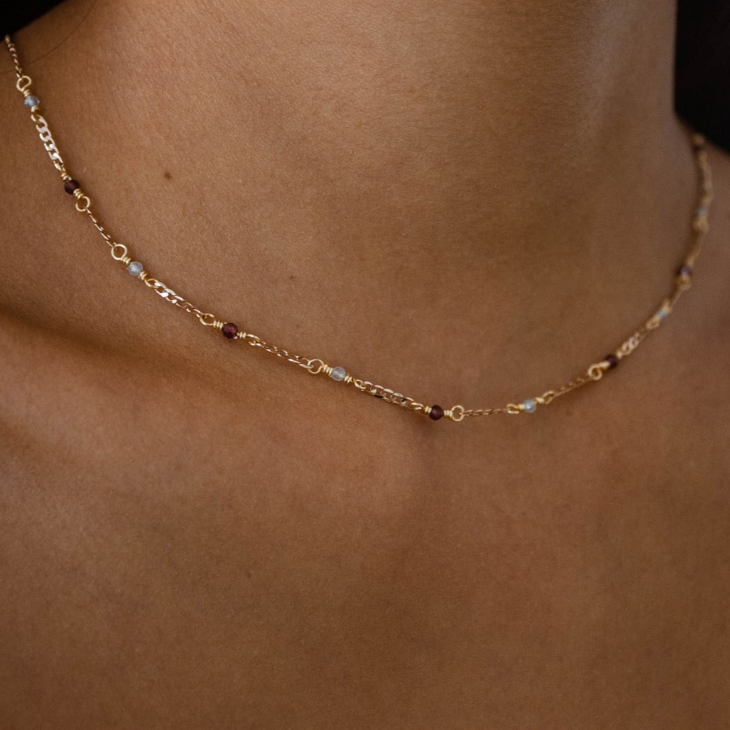 Collar Gea Granate & Aguamarina