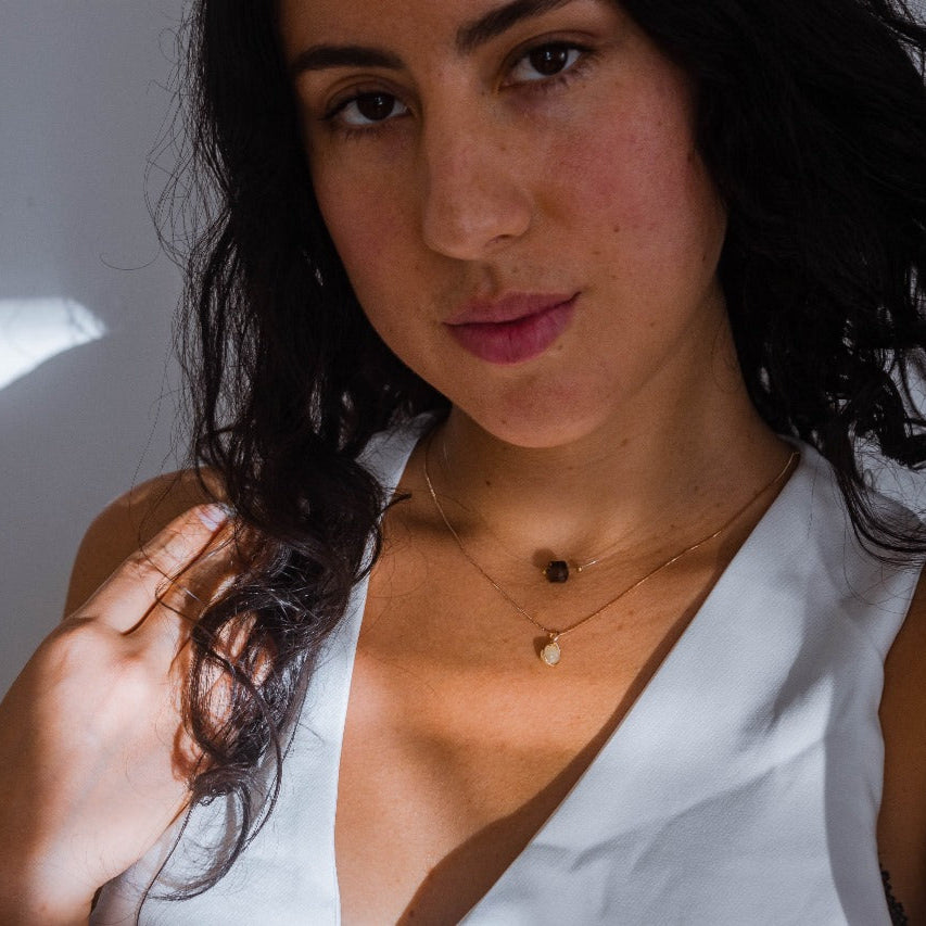 Pack Gargantilla Dakota Cuarzo ahumado + Collar Jana Agata Blanca